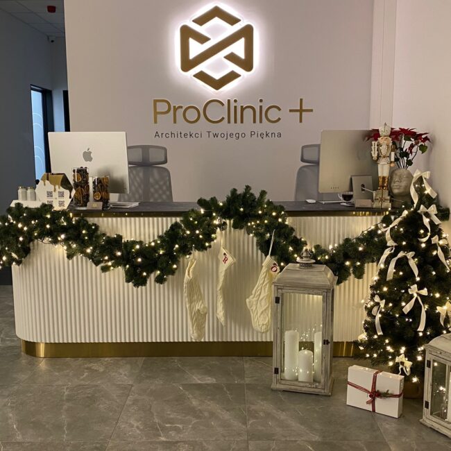 recepcja kliniki ProClinic+ w Warszawie w dekoracjach świątecznych